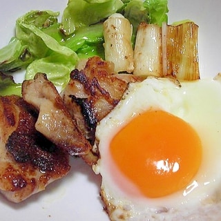 フライパンひとつで鶏もも肉のソテー目玉焼き添え